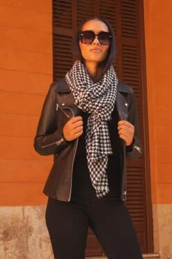 Black & White Dogtooth Print Scarf -Sosandar Fashion Store 19fe612b56d98d9332cb69bf23bcb7724542d3fd