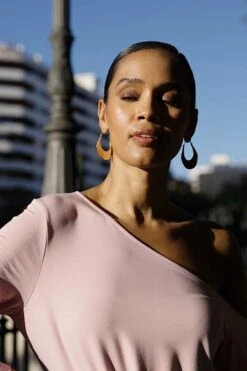 Pale Pink One Shoulder Twist Front Jersey Top -Sosandar Fashion Store 3c14601c81c783feba0fb1a2aa33ce4ffbe3e66e