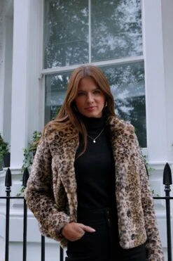 Leopard Print Faux Fur Cropped Coat -Sosandar Fashion Store 664d929b8c195a3a1f158aea477be22edf9e362b