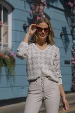 Cream Houndstooth Print Metallic Detail Jumper -Sosandar Fashion Store 931fa85fcd044397797dfd0bc63dbb75d9d8e022