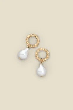 Gold Pearl Drop Earrings -Sosandar Fashion Store s23ac031mc0003 b