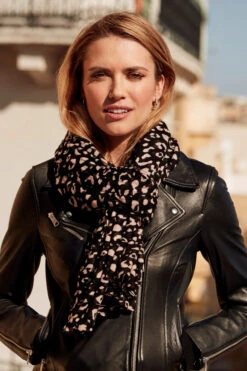 Black Leopard Print Scarf -Sosandar Fashion Store web 2020 01 10 sosander malta shot 19 084