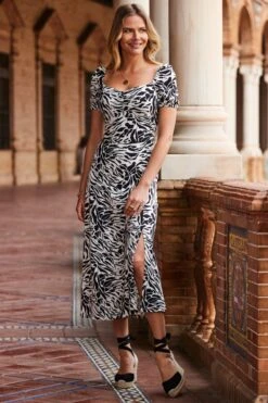 Black Abstract Print Sweetheart Neckline Midi Jersey Dress 13 Black Abstract Print Sweetheart Neckline Midi Jersey Dress -Sosandar Fashion Store web 2303 069 s23dj124bkmm01 069 019