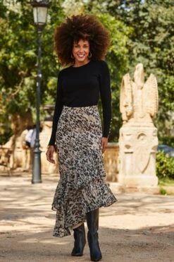 Black Button Cuff Crew Neck Jumper -Sosandar Fashion Store web 2309 24 s23sw027bran01 a23ol002bk0001 a22tk530bk0001 24 046 1 1