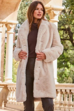 Cream Luxury Faux Fur Coat -Sosandar Fashion Store web 2309 92 a23ow023nl0001 92 163