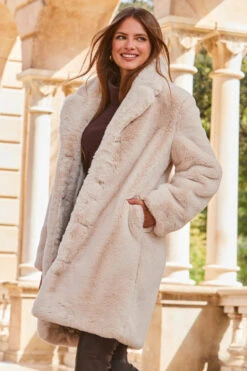 Cream Luxury Faux Fur Coat -Sosandar Fashion Store web 2309 92 a23ow023nl0001 92 197