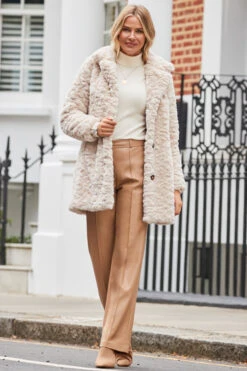 Cream Textured Faux Fur Coat -Sosandar Fashion Store web 2310 28 a23ow028nl0001 s23bp006bn0004 28 021