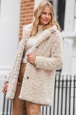Cream Textured Faux Fur Coat -Sosandar Fashion Store web 2310 28 a23ow028nl0001 s23bp006bn0004 28 168