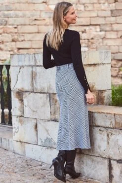 Black & White Houndstooth Print Belted Midi Skirt -Sosandar Fashion Store web 2311 29 a23sw016bkwe01 a20tk001bk0001 29 3388
