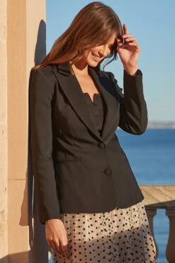 Black Hourglass Blazer 14 Black Hourglass Blazer -Sosandar Fashion Store web 2403 18 s24ow068bk0001 s24sw013iv0001 18 109 1