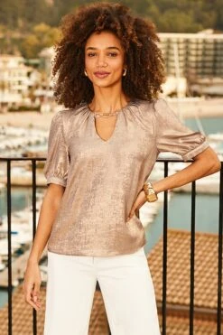 Soft Gold Metallic Chain Detail Top -Sosandar Fashion Store web 2503 36 setow028mc0003 s23bw030iv0001 36 025