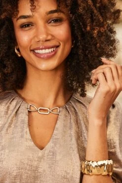 Soft Gold Metallic Chain Detail Top -Sosandar Fashion Store web 2503 36 setow028mc0003 s23bw030iv0001 36 076