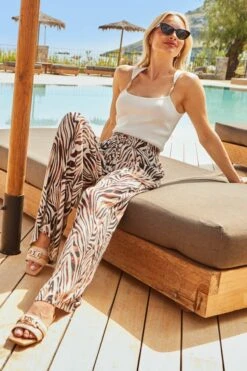 White Beaded Strap Vest Top -Sosandar Fashion Store web 2504 87 s25bw038bkbn01 s25tk398we0001 87 0201 rt 1