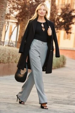 Black Cut Out Gold Button Detail Ribbed Top -Sosandar Fashion Store web 2507 33 a25bw008bkwe10 a24tk280bk0001 a25ow038bk0001 33 025 1