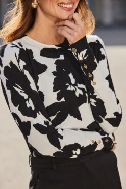 Black & White Floral Print Jumper 10 Black & White Floral Print Jumper -Sosandar Fashion Store web 2508 61 s24tk499bknl01 a25bw026bk0001 61 174