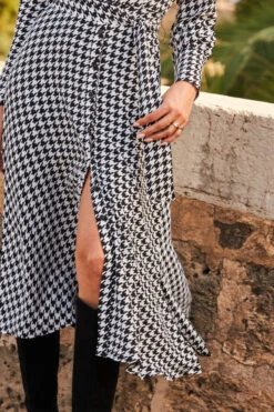 Black & White Dogtooth Print Midi Shirt Dress With Belt -Sosandar Fashion Store web 25 a21dw038bkge01 135