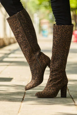 Leopard Print Suede Zip Knee High Boot -Sosandar Fashion Store web 31 s22tj008rd0017 a22ol001bk0001 051 rt