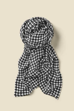 Black & White Dogtooth Print Scarf -Sosandar Fashion Store web a22ac012bk a