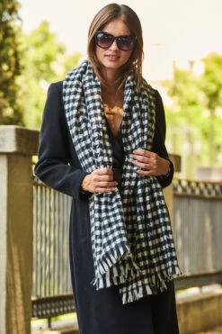 Black & White Dogtooth Print Tassel Detail Scarf -Sosandar Fashion Store web extras scarves 219